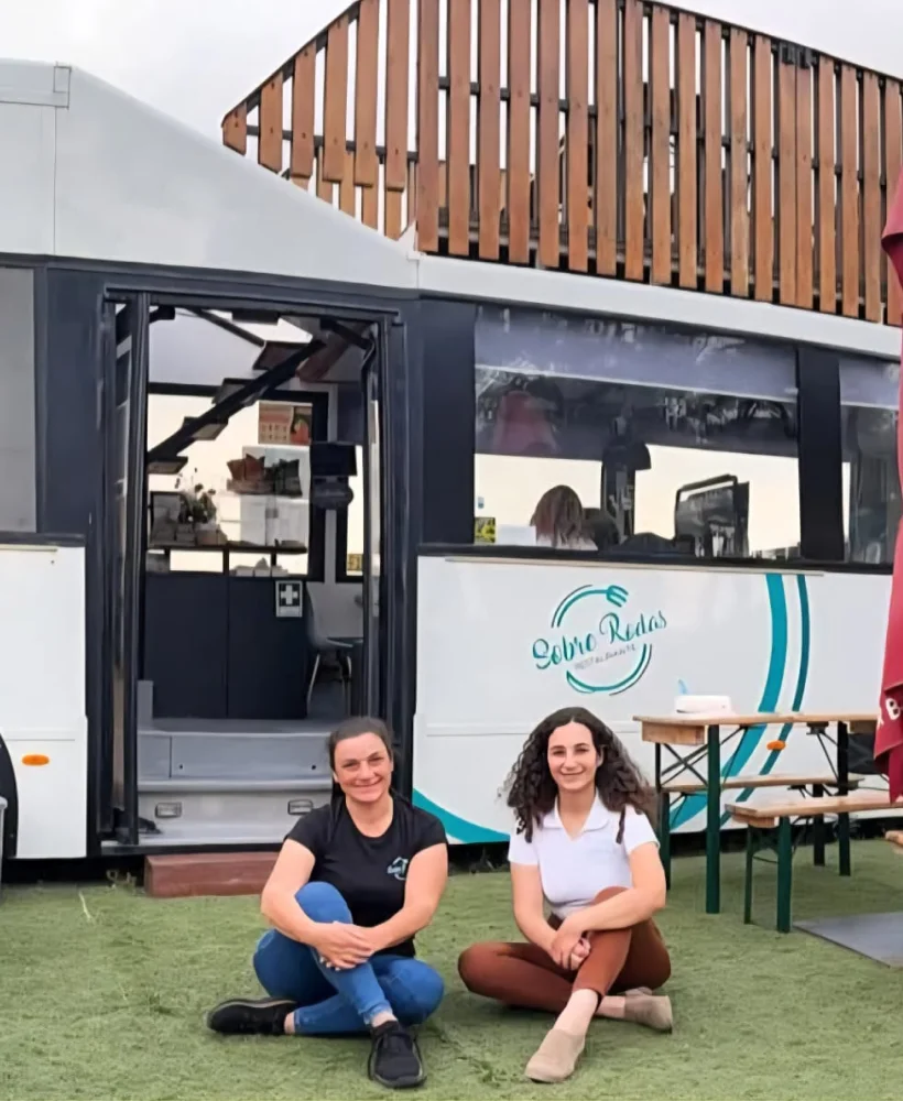 Tatiana e Ana Paula – Restaurante Sobre Rodas Tatiana e Ana Paula - Restaurante Sobre Rodas - Longueira/Almograve | Portugal Positivo by Visar